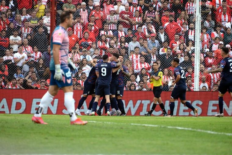 FOTO: Talleres festeja el primer tanto de Matías Catalán. 