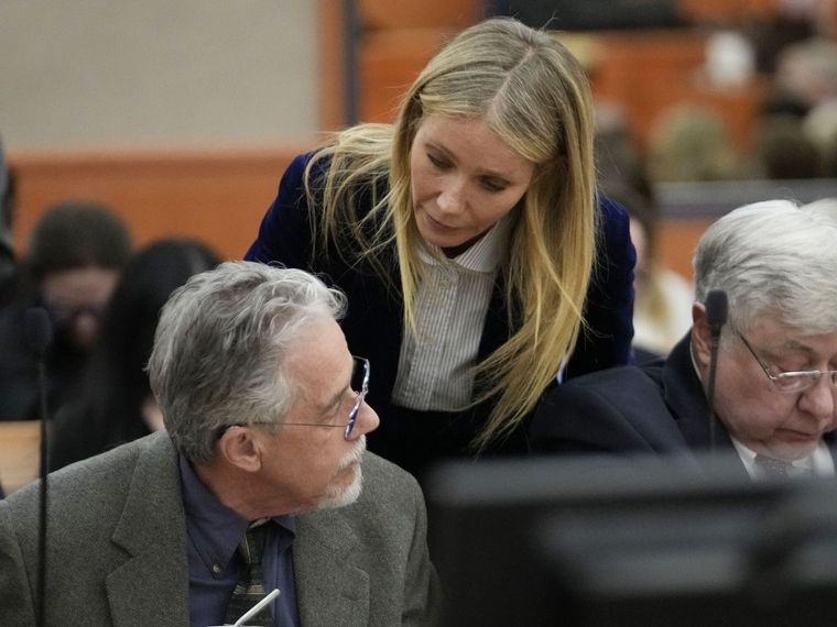 FOTO: Después de ganar el juicio,Gwyneth se acerca al demandante y le susurra buena suerte.