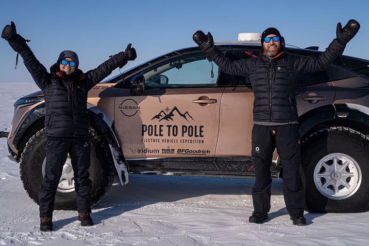 FOTO: El viaje ha comenzado, una pareja británica parte del Polo Norte Magnético.