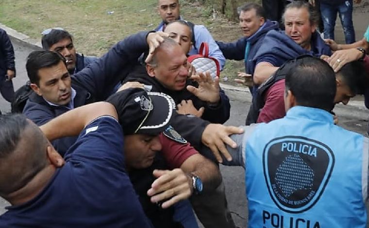 FOTO: Sergio Berni fue ferozmente agredido en una manifestación (Gentileza: Fabián Marelli)