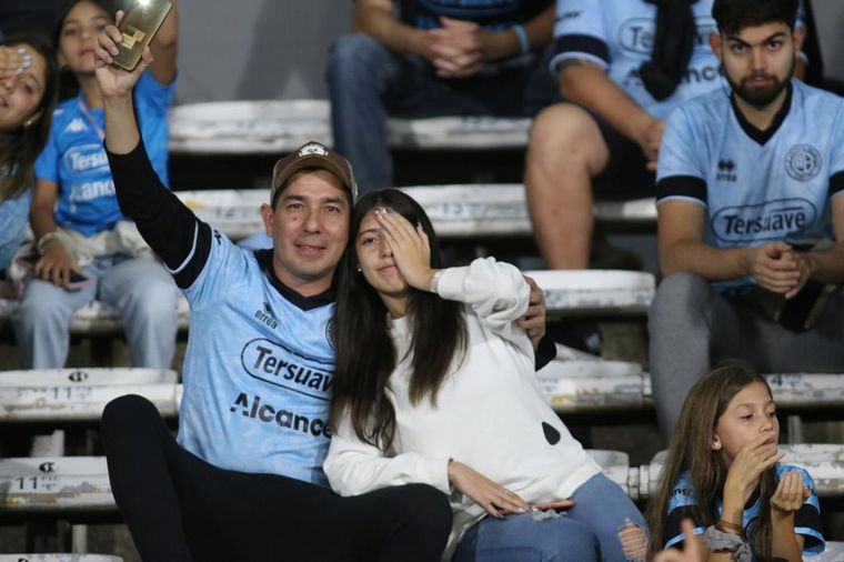 Los hinchas de Belgrano coparon las tribunas del Mario Alberto Kempes.