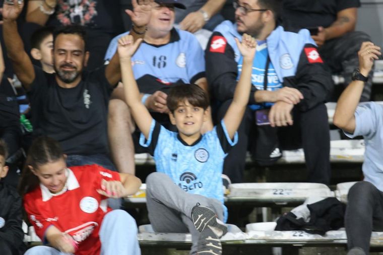 Los hinchas de Belgrano coparon las tribunas del Mario Alberto Kempes.