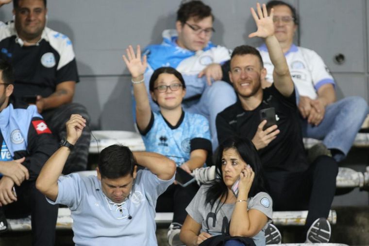 Los hinchas de Belgrano coparon las tribunas del Mario Alberto Kempes.