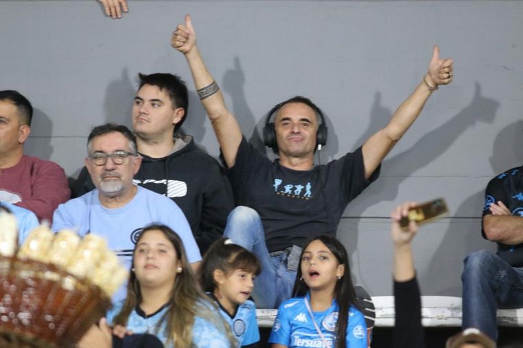Los hinchas de Belgrano coparon las tribunas del Mario Alberto Kempes.