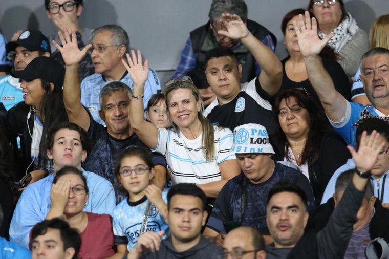 Los hinchas de Belgrano coparon las tribunas del Mario Alberto Kempes.