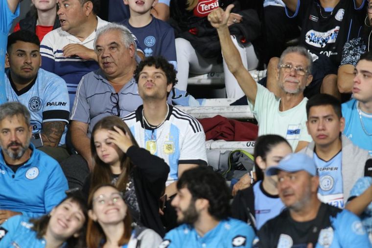 Los hinchas de Belgrano coparon las tribunas del Mario Alberto Kempes.