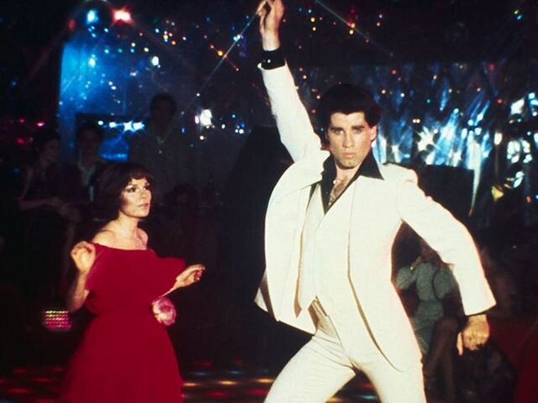 FOTO: Travolta hizo historia bailando con ese traje que ahora están subastando.