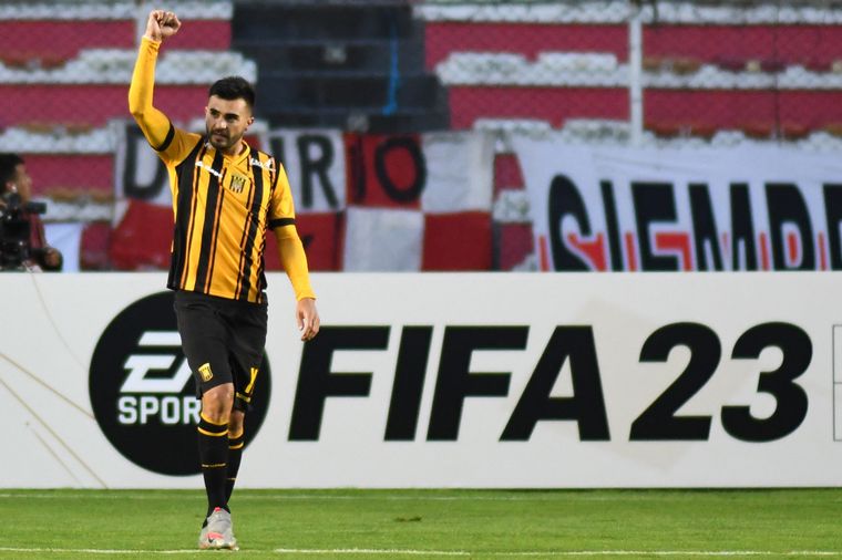 Triverio festeja uno de sus tantos ante River en la altura de La Paz.