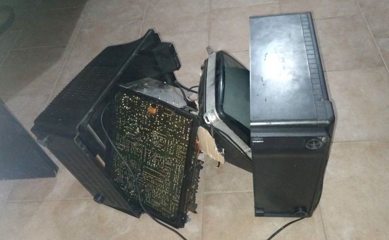 Los celulares estaban ocultos dentro de un televisor de 14 pulgadas.
