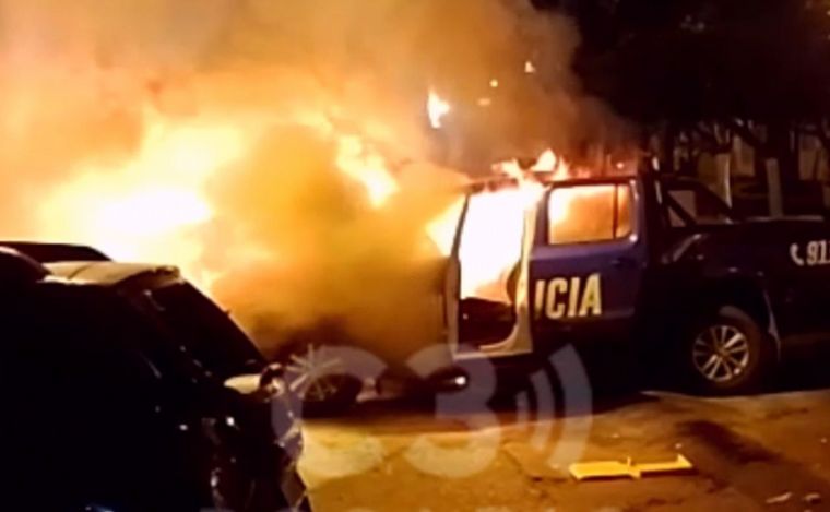 FOTO: Violencia extrema en una comisaría de Rosario: incendiaron un patrullero.