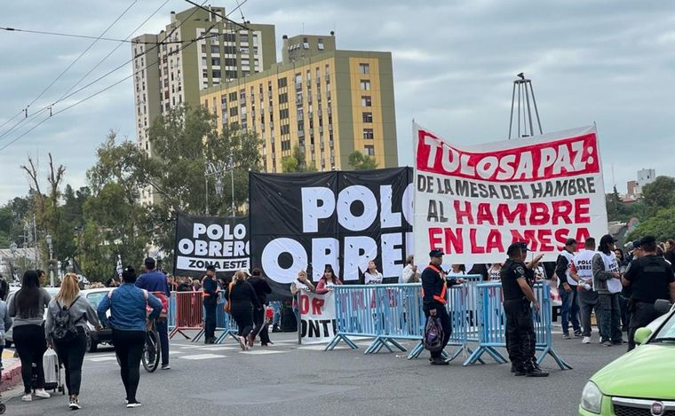 FOTO: Concentración de organizaciones sociales en el Puente Centenario, en Córdoba.