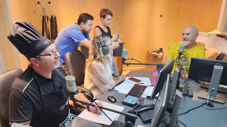 Osvaldo Gross le dio una clase de pastelería al equipo de Siempre Juntos