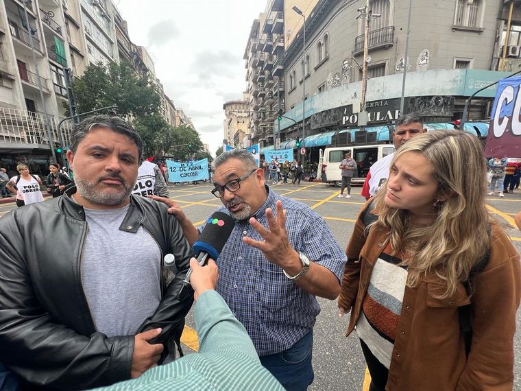 FOTO: Discusiones en el centro entre comerciantes y piqueteros. (Daniel Cáceres/Cadena 3)