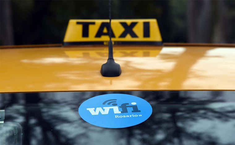 FOTO: Se fijó un nuevo aumento para la tarifa de taxis y remises en Rosario: a cuánto.