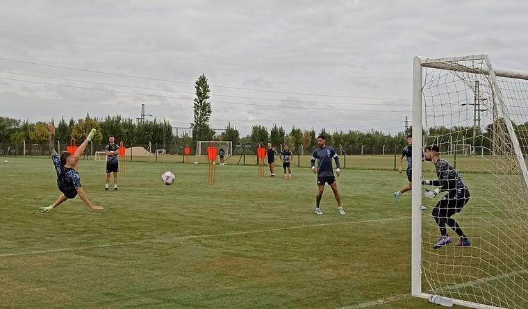 Pablo Vegetti define con una pirueta ante Manuel Vicentini