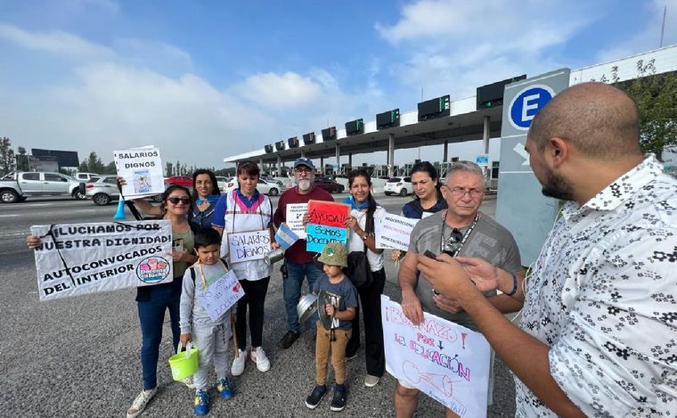 Docentes autoconvocados en el peaje de Ruta 20. (Foto: Daniel Cáceres/Cadena 3)