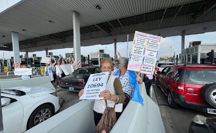 Docentes autoconvocados en el peaje de Ruta 20. (Foto: Daniel Cáceres/Cadena 3)