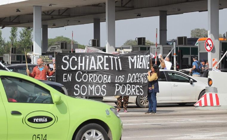 FOTO: Docentes autoconvocados en el peaje de Ruta 20 de Córdoba.