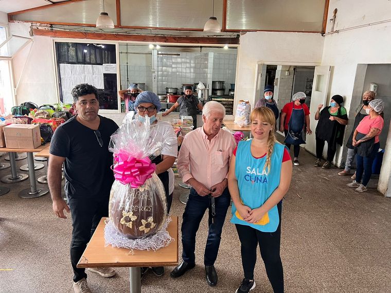 FOTO: Capilla Vieja obsequió huevos de Pascua gigantes a organizaciones solidarias