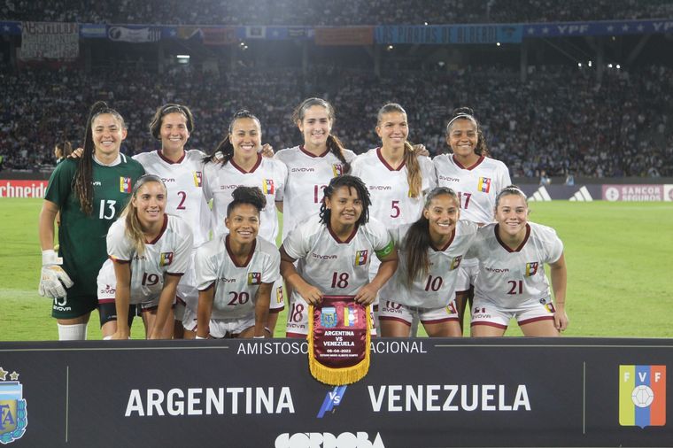 FOTO: El seleccionado femenino se mide con Venezuela en el Kempes