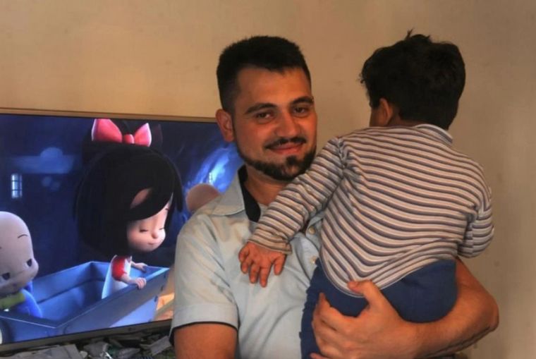 Murió de neumonía el enfermero que había adoptado a un bebé abandonado