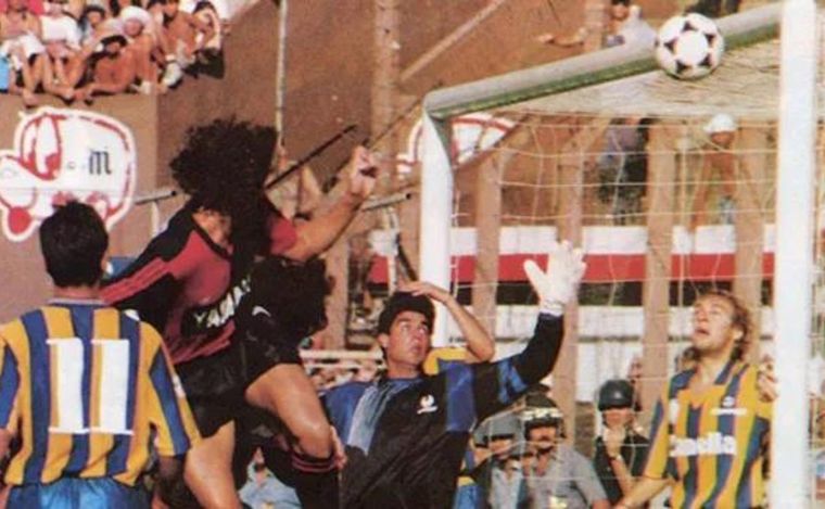 FOTO: El vuelo del Pájaro: Domizzi convierte el gol en un histórico triunfo clasico de NOB.