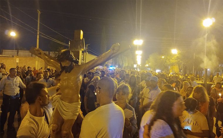 Rosario: otro masivo Vía Crucis del Padre Ignacio en barrio Rucci.