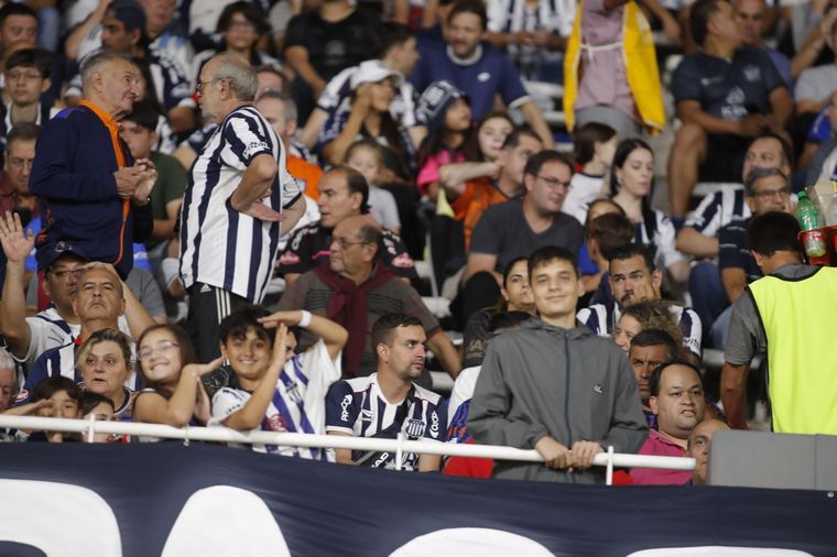 Los hinchas de Talleres coparon las tribunas del Mario Alberto Kempes.
