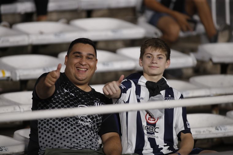 Los hinchas de Talleres coparon las tribunas del Mario Alberto Kempes.