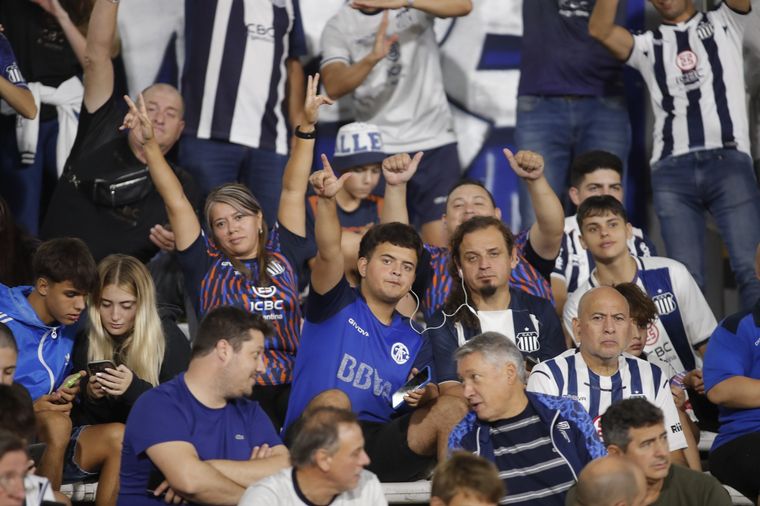 Los hinchas de Talleres coparon las tribunas del Mario Alberto Kempes.