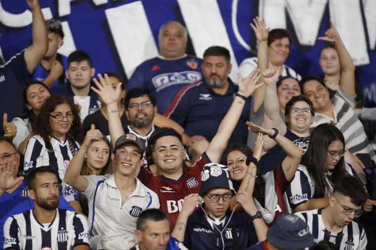 Los hinchas de Talleres coparon las tribunas del Mario Alberto Kempes.