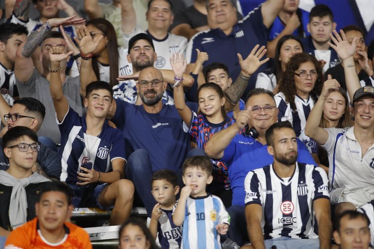 Los hinchas de Talleres coparon las tribunas del Mario Alberto Kempes.