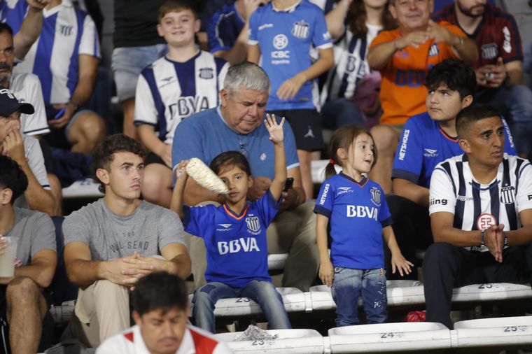 Los hinchas de Talleres coparon las tribunas del Mario Alberto Kempes.