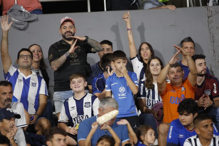 Los hinchas de Talleres coparon las tribunas del Mario Alberto Kempes.