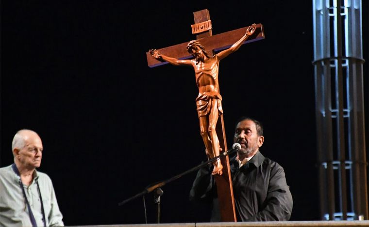 Rosario: otro masivo Vía Crucis del Padre Ignacio en barrio Rucci.