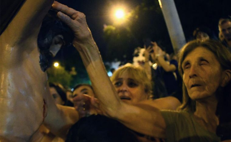 Rosario: otro masivo Vía Crucis del Padre Ignacio en barrio Rucci.