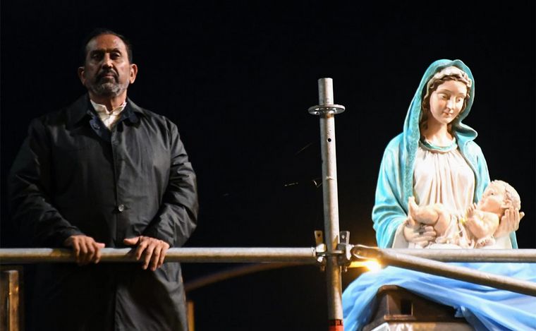 Rosario: otro masivo Vía Crucis del Padre Ignacio en barrio Rucci. 