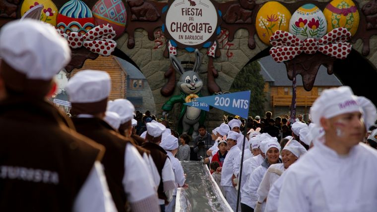 FOTO: Bariloche preparó la barra de chocolate más grande del mundo