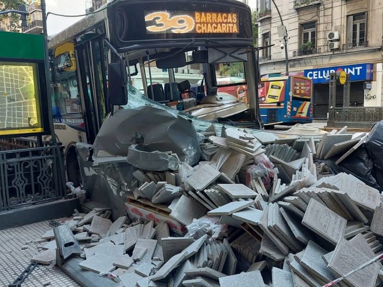 El accidente dejó un saldo de 14 personas heridas (Foto: Clarín)