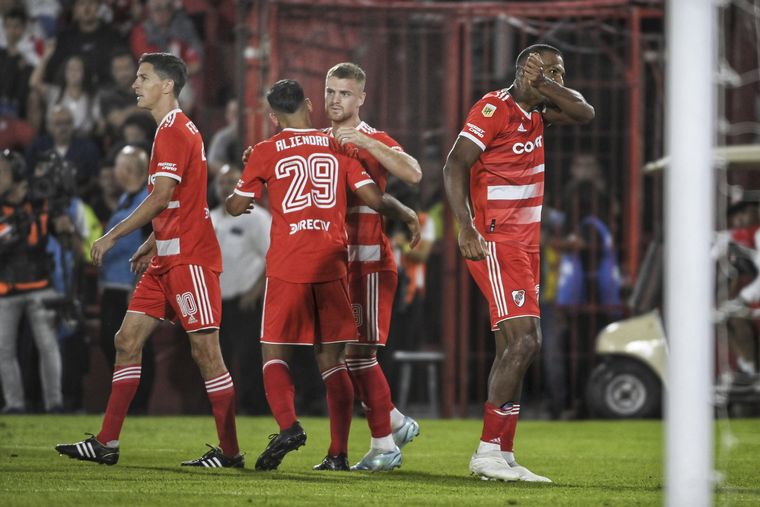 River le ganó a Huracán y se afianza como único puntero del fútbol argentino.