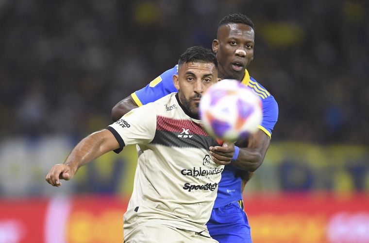 Boca y Colón disputan un entretenido partido en La Bombonera.