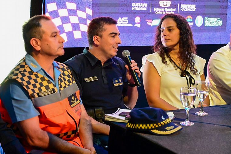 FOTO: Alejandra Parrucci (Deportes) y autoridades de Policía de Córdoba.