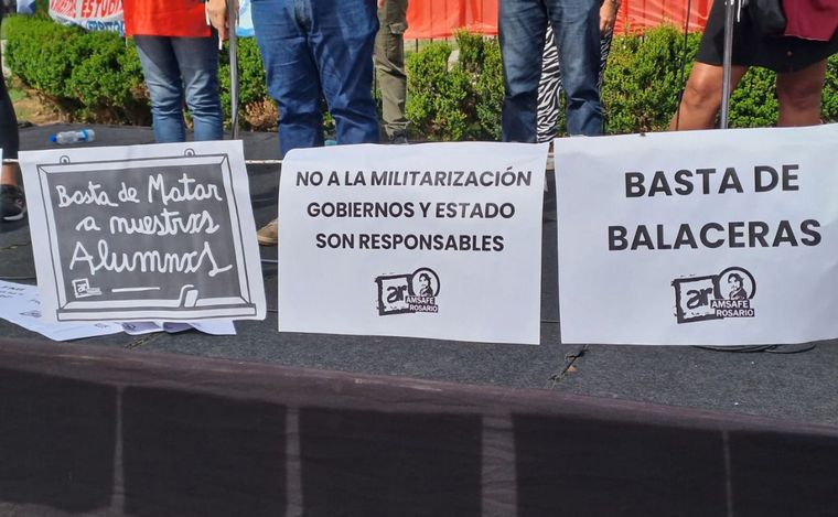 FOTO: Docentes se manifestan contra la inseguridad en Rosario.