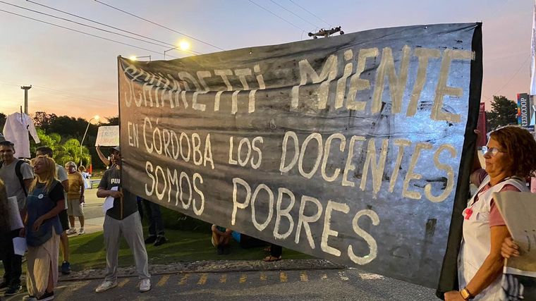FOTO: Docentes autoconvocados se manifestaron en Córdoba y apuntaron contra Uepc