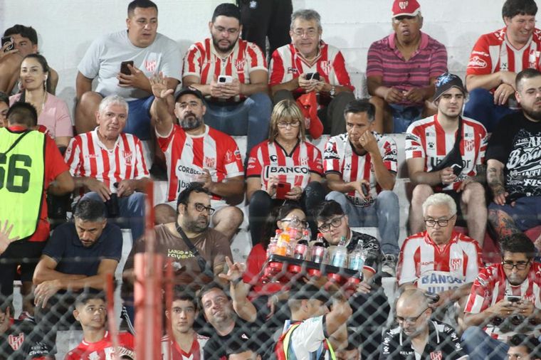 Los hinchas de Instituto colmaron las tribunas del Monumental de Alta Córdoba.