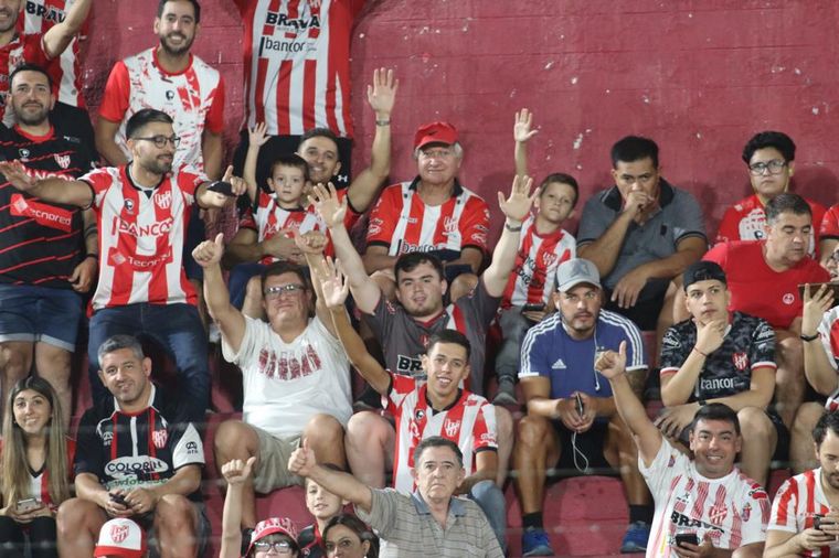 Los hinchas de Instituto colmaron las tribunas del Monumental de Alta Córdoba.