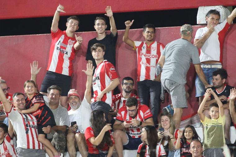 Los hinchas de Instituto colmaron las tribunas del Monumental de Alta Córdoba.