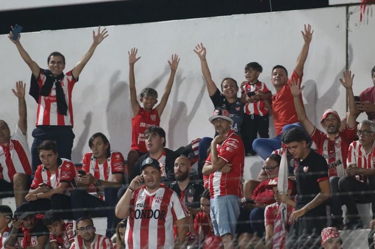 Los hinchas de Instituto colmaron las tribunas del Monumental de Alta Córdoba.