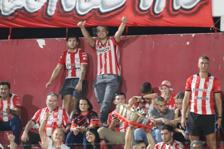 Los hinchas de Instituto colmaron las tribunas del Monumental de Alta Córdoba.