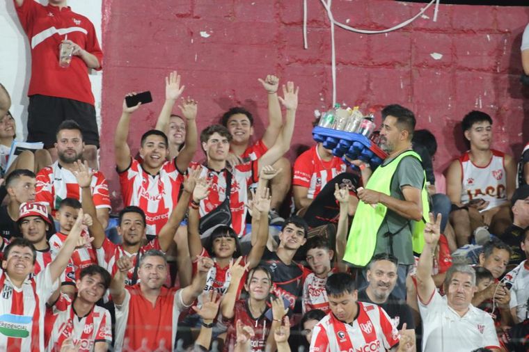 Los hinchas de Instituto colmaron las tribunas del Monumental de Alta Córdoba.